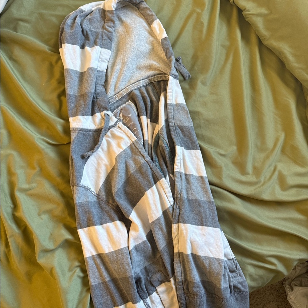 Vintage American Eagle Outfitters Gray and White Fleece